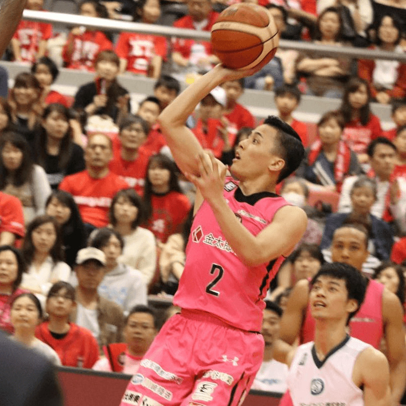 フローターシュートを放つ富樫勇樹選手